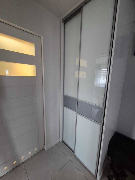 Drzwi do szafy przesuwnej z torami