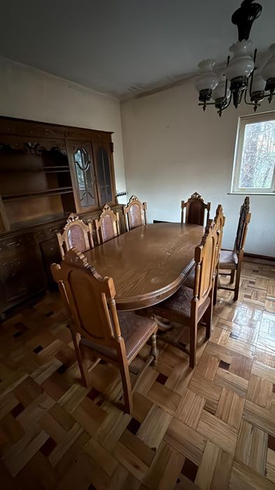 Conjunto Mesa de Jantar + 8 Cadeiras em Madeira Maciça