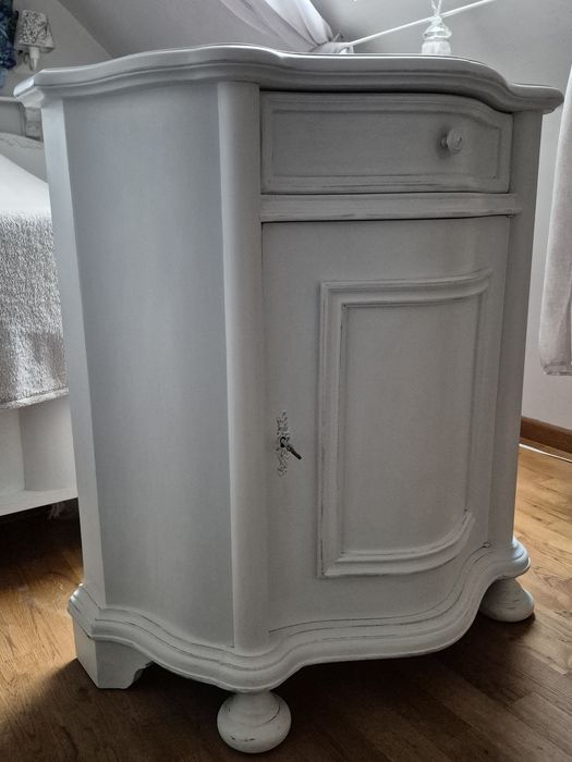 Stylizowana szafka nocna w stylu shabby chic
