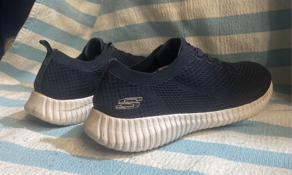 Легкі дихаючі SKECHERS MEMORY FORM. Орігінал. Розмір 40, стелька 26см