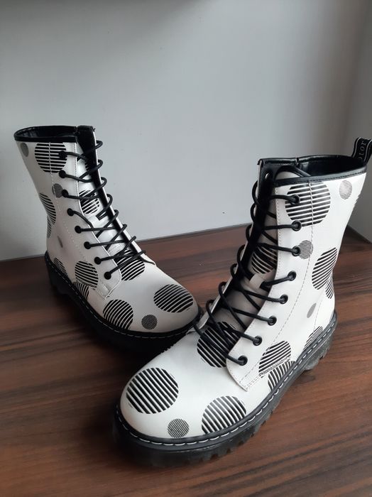 583 NOWE białe trapery a'la Martens w grochy 41