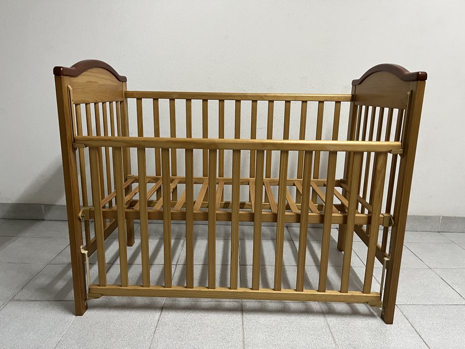 Berço/Cama de madeira Pueri + colchão (ajustável, bom estado)