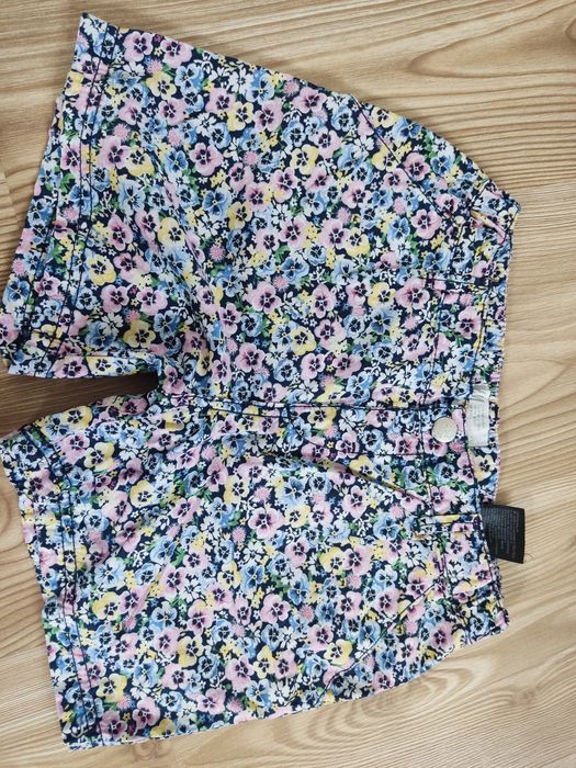 Krótkie spodenki h&m 134