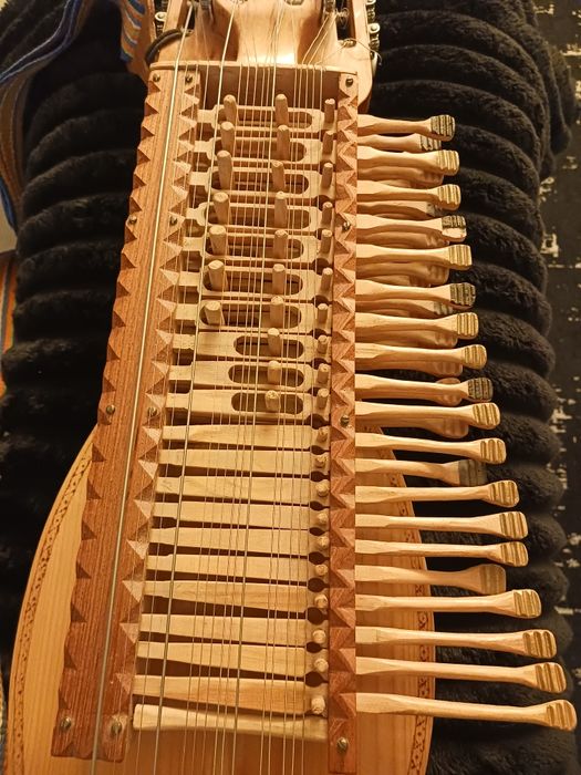 Nyckelharpa, Moraharpa, Viola d'amor