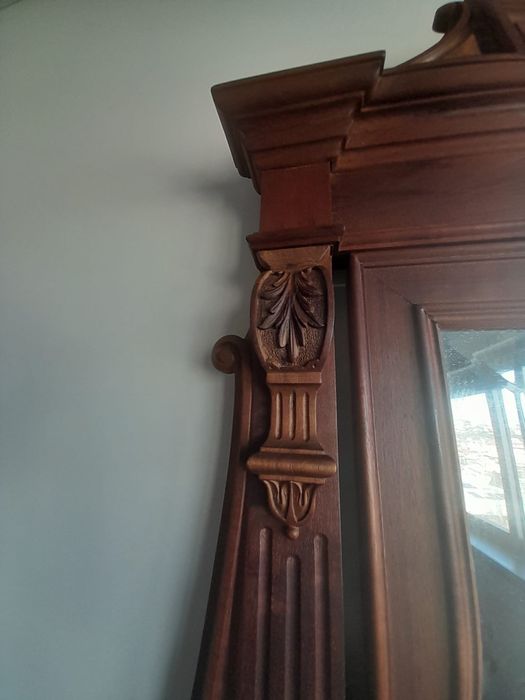 Cómoda muito antiga com alçado de madeira e tampo em mármore