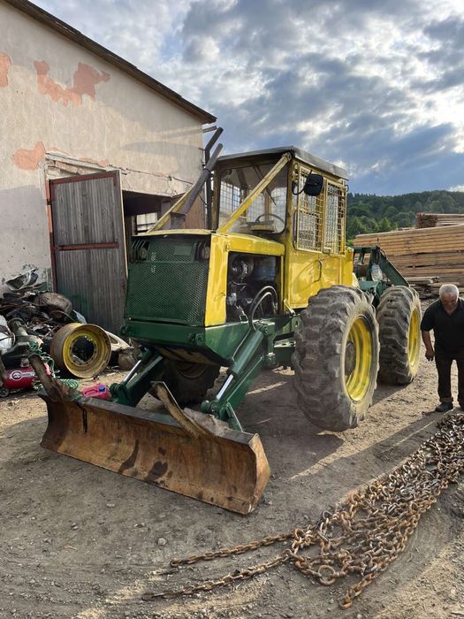 Трактор LKT 81 на повному бойовому ходу
