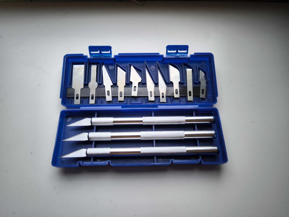 Набор из трёх скальпелей ножей с разными лезвиями в боксе