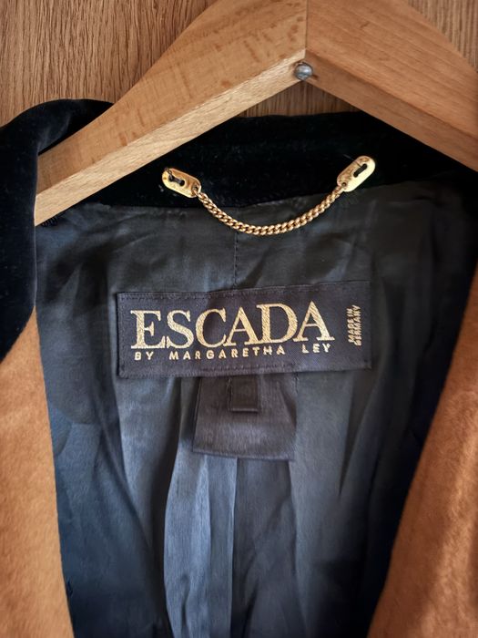 Dwurzedowa Elegancka marynarka Escada