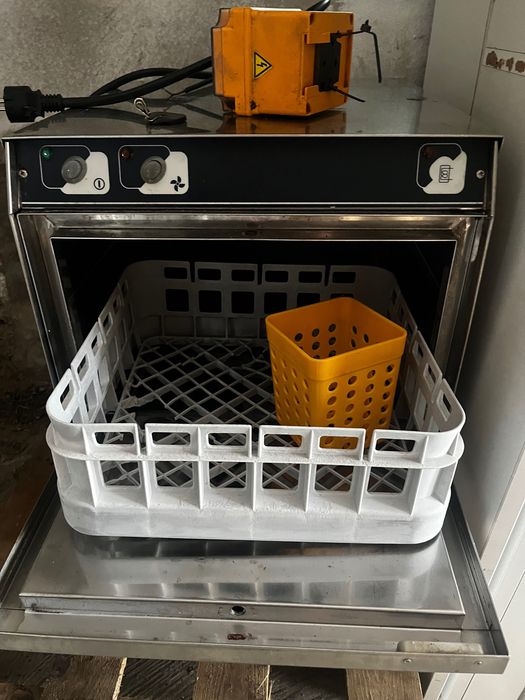 Máquina de lavar a loiça Silanos industrial + doseador de detergente