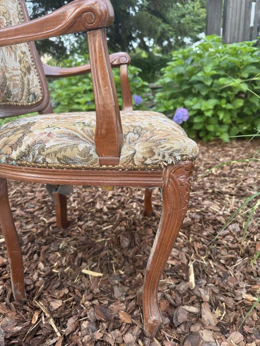 Stylowy stary fotel ludwikowski do renowacji