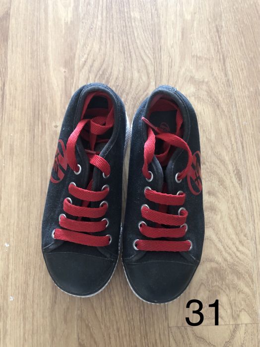 Tenis com rodinhas Heelys pretos e encarnados