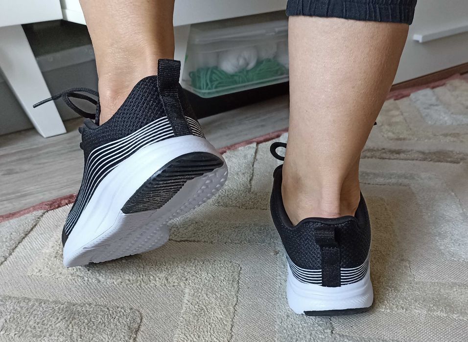 Młodzieżowe damskie Sneakersy r. 36 Memory Foam czarne, nowe lekkie oddychające Work Out.