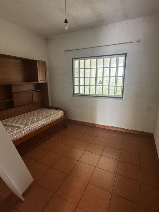 Arrenda se V5 com quintal