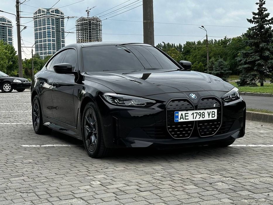 Продам BMW i4 2023 года