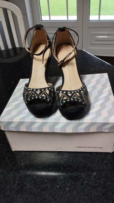 Sapatos pretos Tam 36, abertos à frente, com lindas aplicações