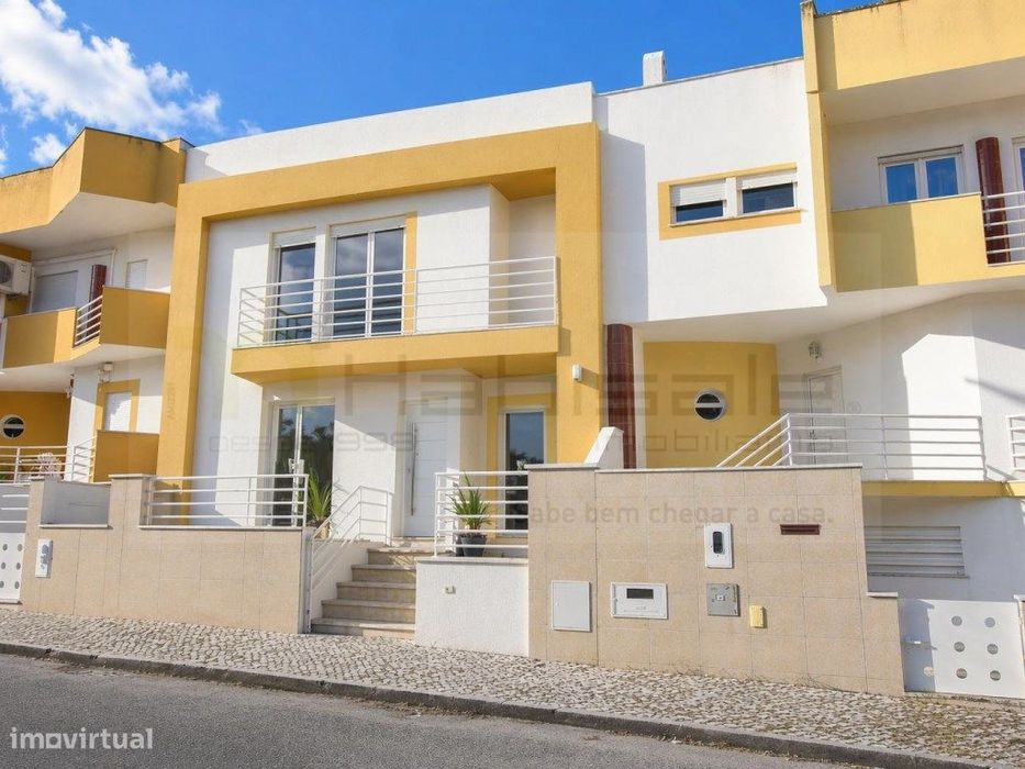 Moradia T3+1 a 5 minutos da Faculdade e das praias da Caparica