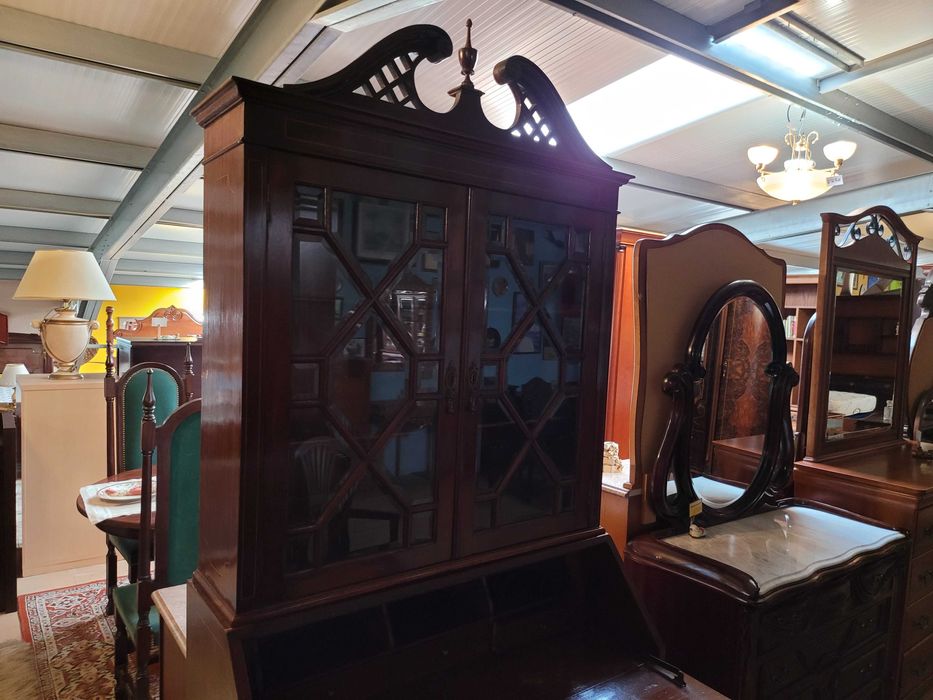 Escrivaninha em madeira estilo D. Maria, com alçado - Bom