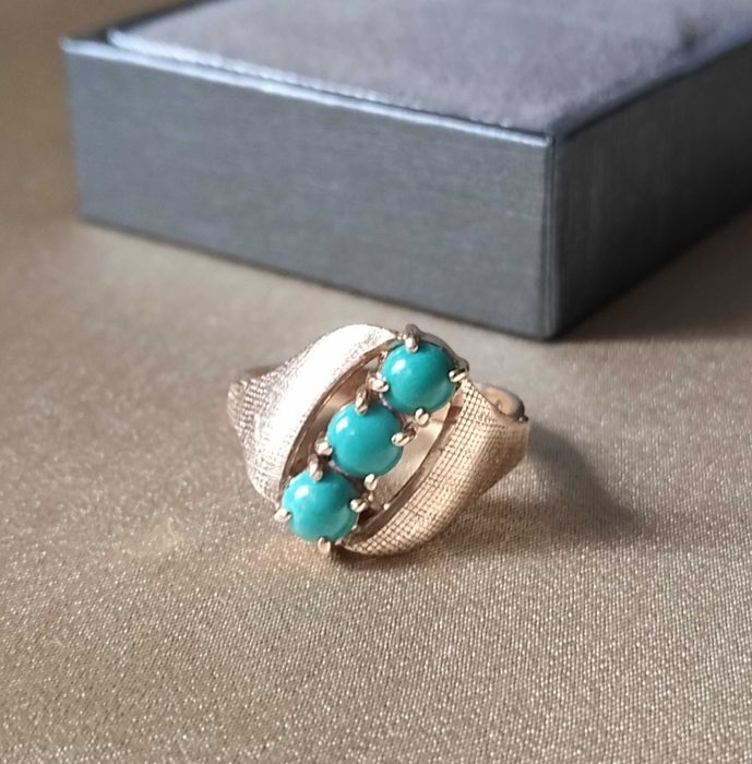 Złoty pierścionek z turkusami PRL lata. 63 - 86.