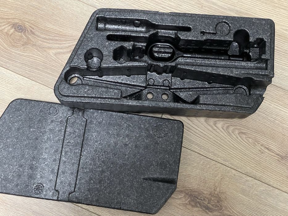 Styropianowy wkład koła zapasowego Lewarka Kluczy + uchwyt• GOLF VII 7