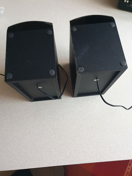 Dwa głośniki Esperanza do wieży
