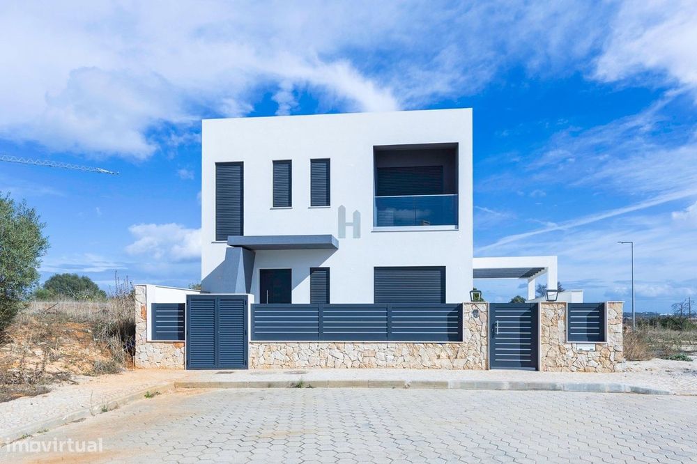 Moradia V3+1, c/ piscina e garagem - M.G