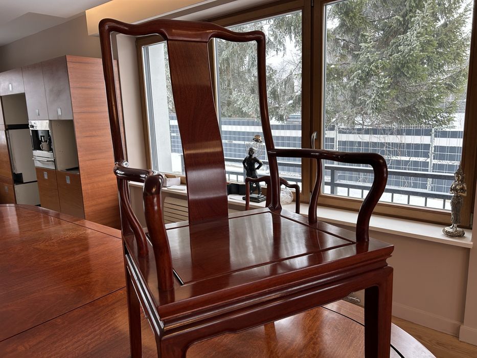 Eleganckie krzesła z drewna tekowego