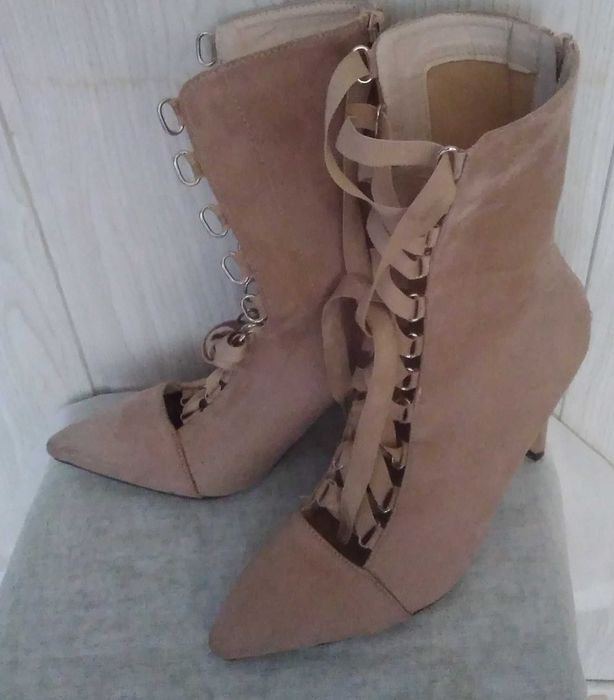 Botki wiązane w kolorze bezowym
