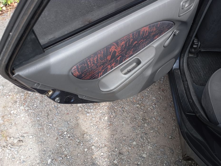 Тойота авенсіс,1.6, бензин