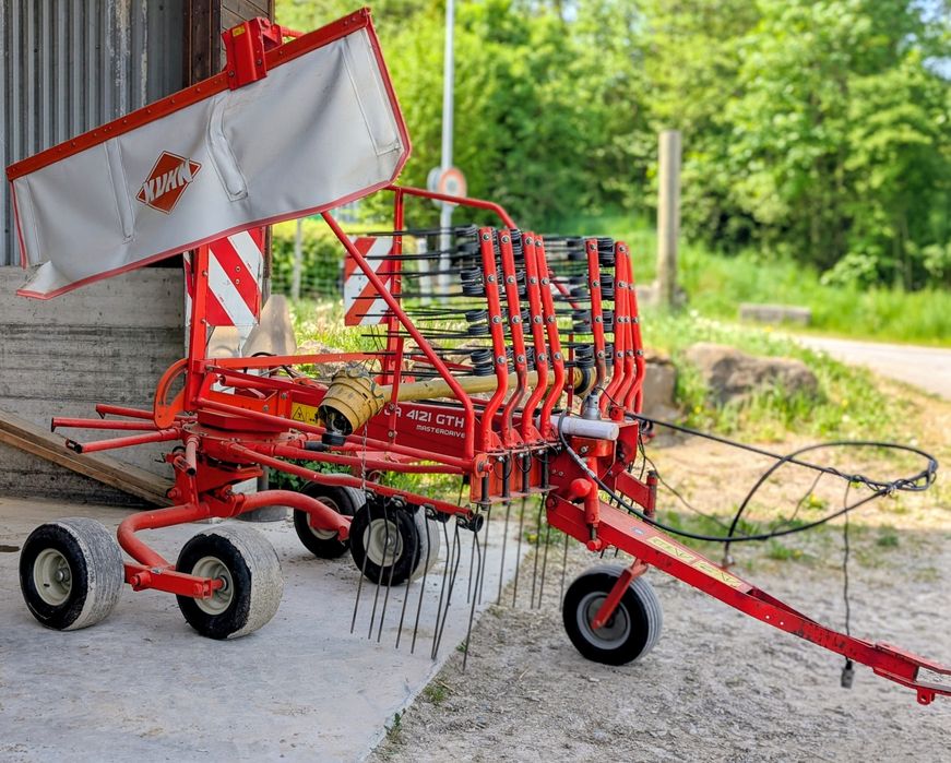 Zgrabiarka Kuhn 4121  piękna  !