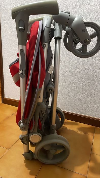 Carrinho de bebe vermelho
