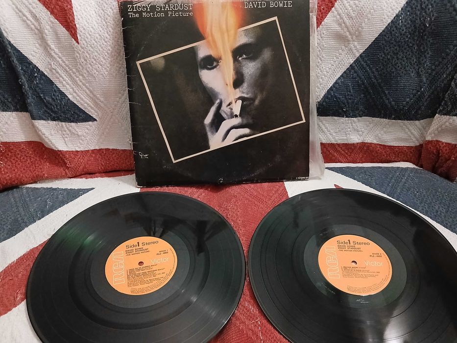 Disco Duplo em VINIL LP da Lenda David Bowie ( ZIGGY STARDUST ) Usado mas em bom estado apenas desgaste no label de um dos discos.