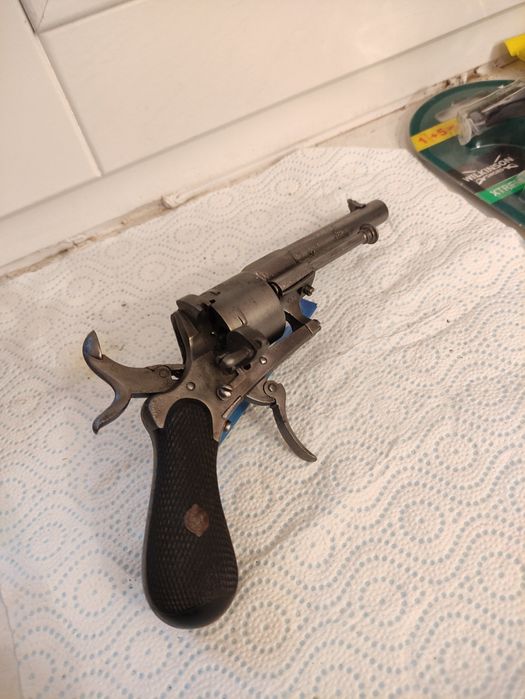 Revólveres, Pinfire Tipo Lefauchaux 1860.
Limpo, coronha de madeira em