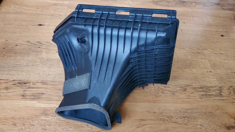 Оригінал. Корпус повітряного фільтра (низ) Dodge Challenger