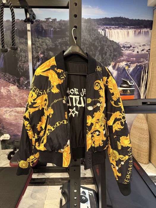 Este é um blusão revesivel versace jeans couture e sapatilhas versace