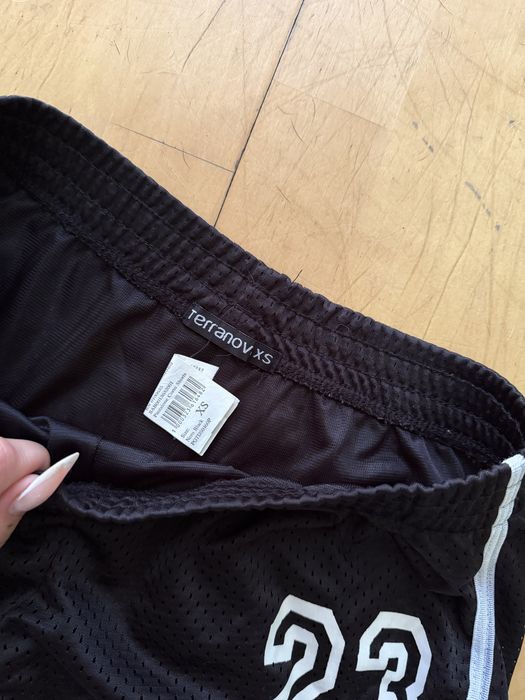 Czarne sportowe spodenki xs terranova Basic must have