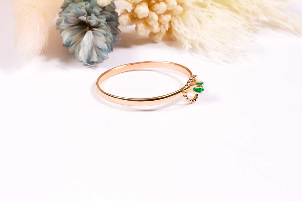 Кольцо из красного золота с изумрудом