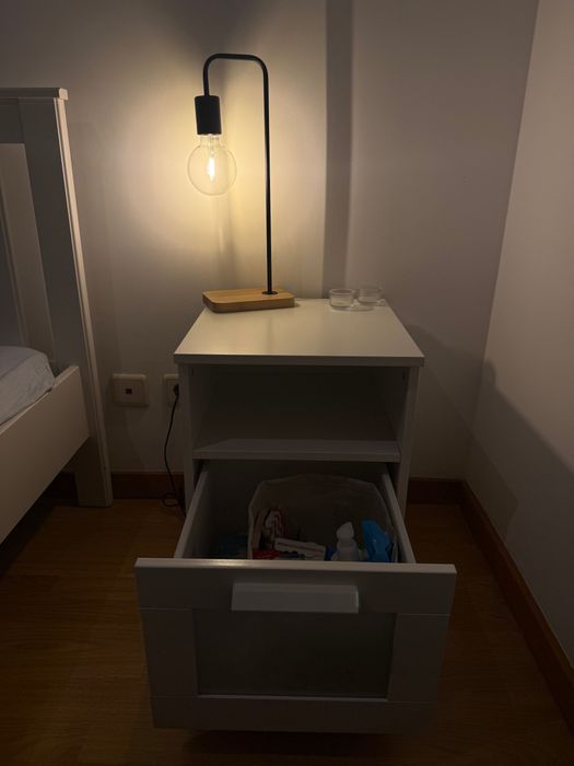 Cama com estrado de ripas + Mesa de cabeceira IKEA