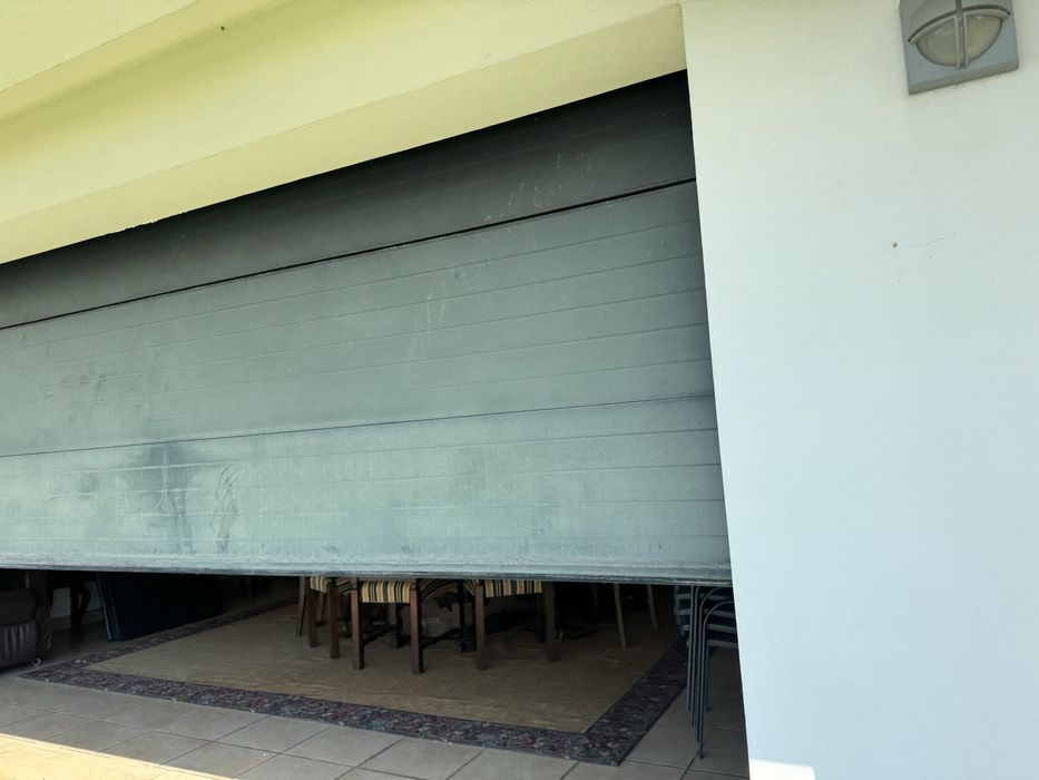 Portão seccionado  de GARAGEM com cerca de 4,50 m x 2,40 m – COMPLETO