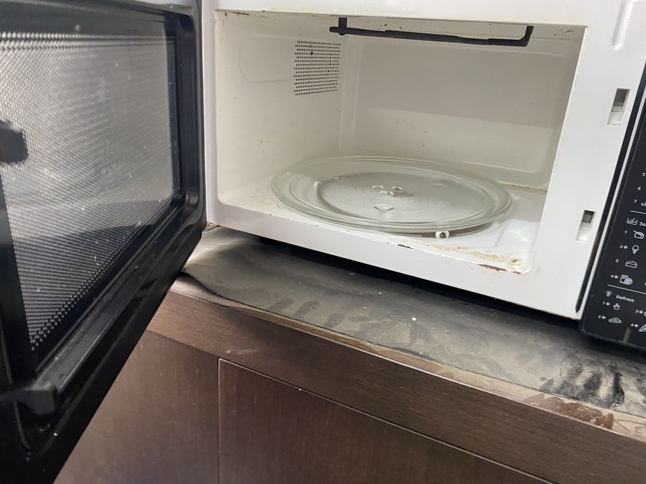 Vendo mocroondas com algumas marcas de uso mas otima qualidade