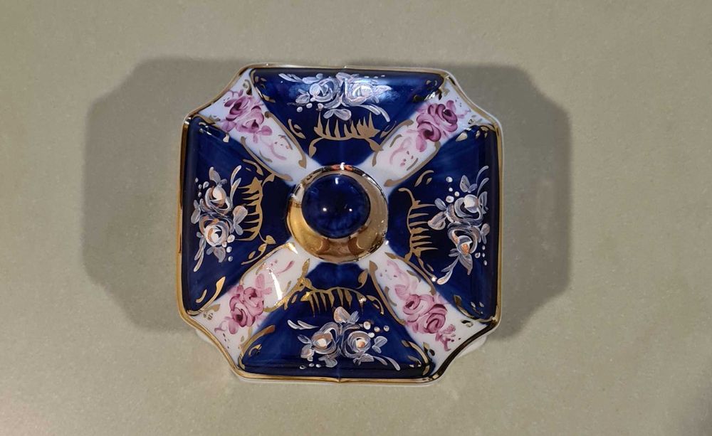 Caixinha de porcelana pintada à mão