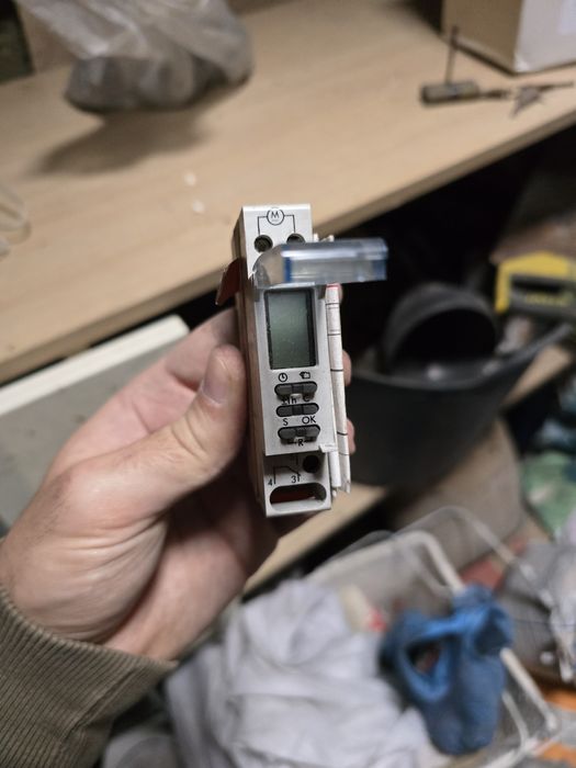 Disjuntor/interruptor digital com relógio