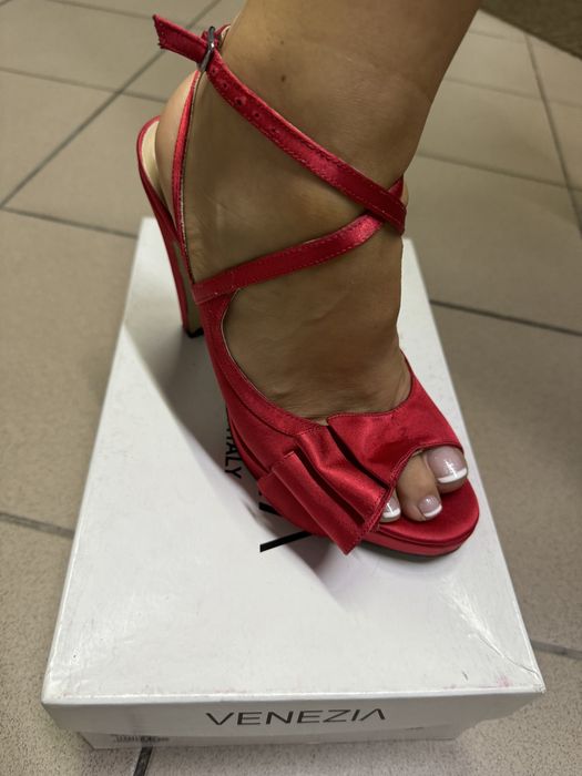 Czerwone buty Venezia rozm. 39 koturny na szpilce
