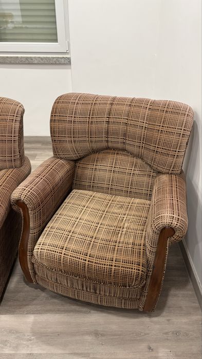 Conjunto sofá (c/ sofá cama) e 2 poltronas vintage