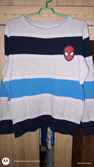Sweterek C&A w paski ze Spidermanem dla chłopca