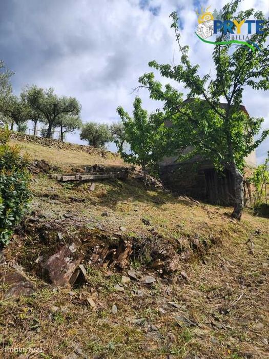 Terreno com área total de 6900 metros quadrados a confinar com ribeiro
