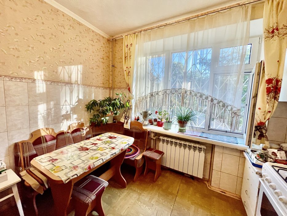 Продам хорошу 2к квартиру в Центрі. Сталінка. Закритий двір !