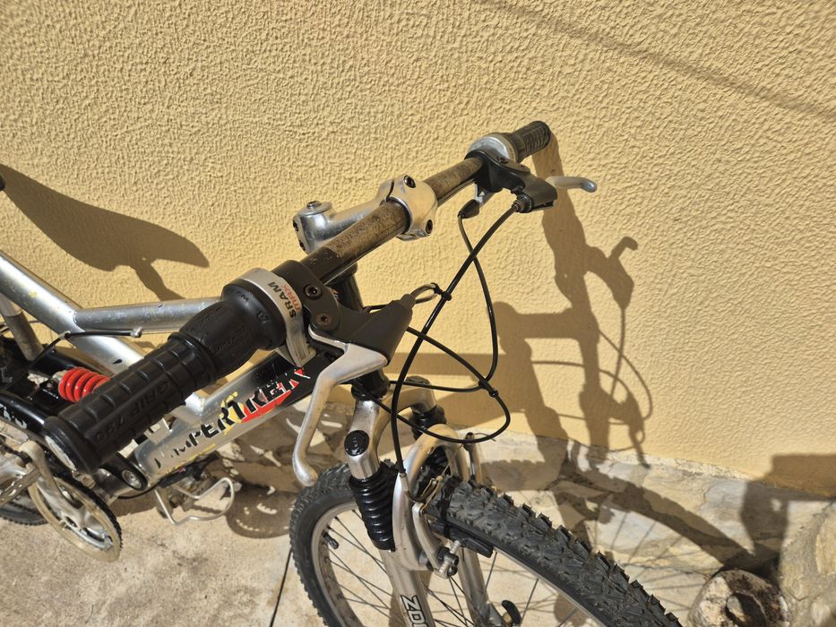 Bicicleta de montanha com suspensao total