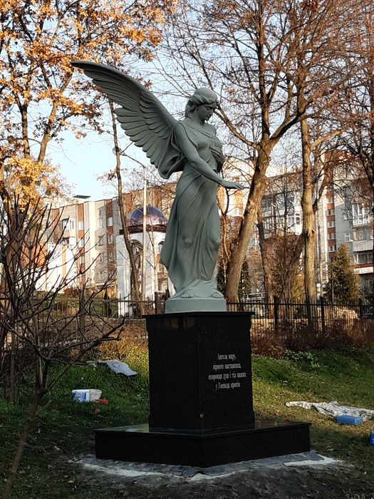 скульптура в камені, бронзі, гіпсі.