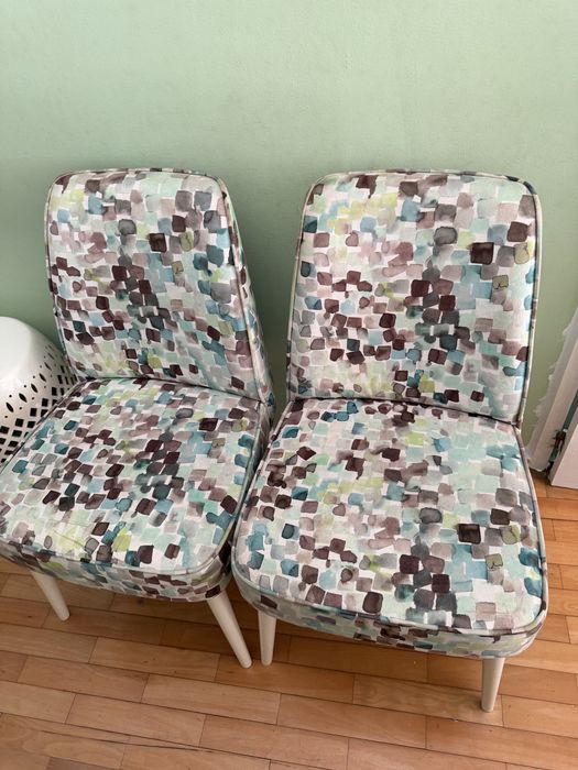 Mesa de jantar com 4 cadeira e 2 poltronas