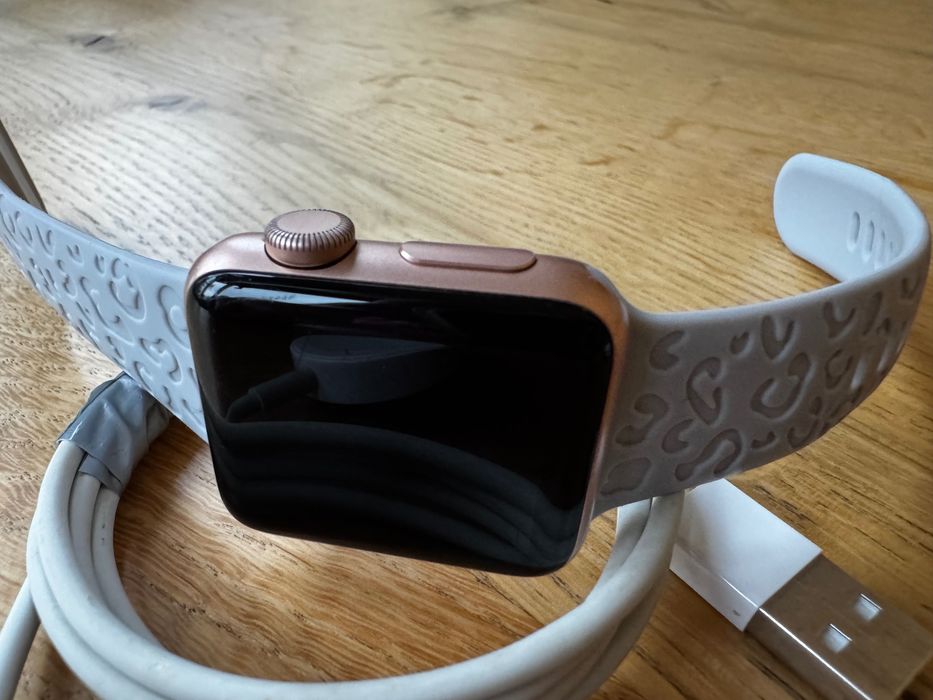 Продам годинник Apple Watch та навушники AirPods